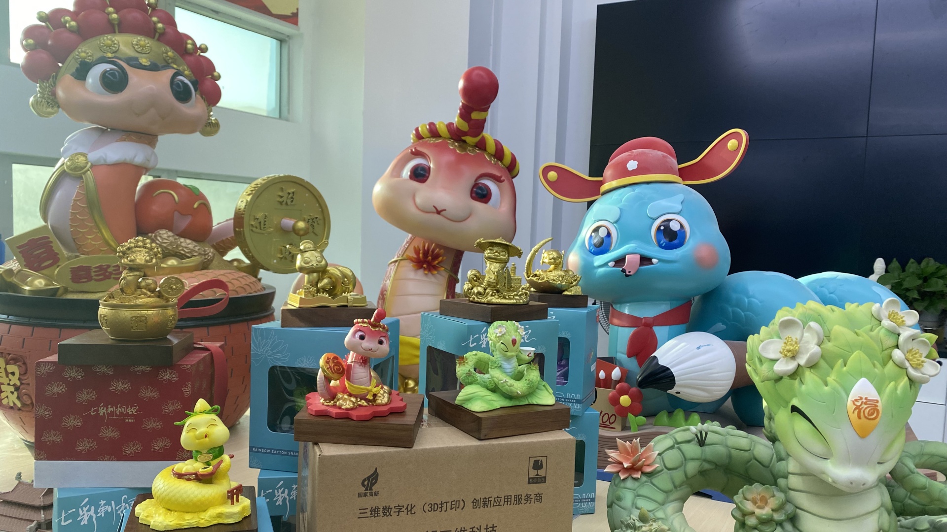 七彩刺桐蛇今日已全部出街，比鄰三維奉上打卡攻略！